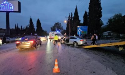 Taksi ile otomobilin çarpıştığı kaza kamerada: 6 yaralı