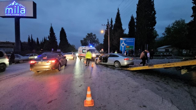 Taksi ile otomobilin çarpıştığı kaza kamerada: 6 yaralı